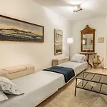 Luxury In The Old Palace Apartmán